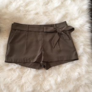 Express army green dress shorts EUC